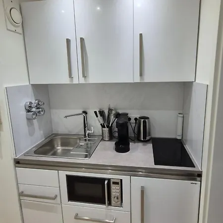City, Centrally Located, Fully Renovated Διαμέρισμα *